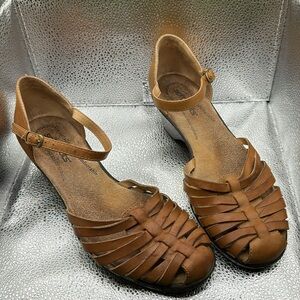 Comfortiva Tatianna Huarache leather sandals soft spots size 7.5